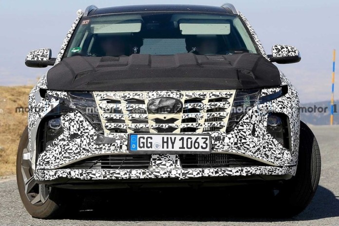 The new fourth-gen Hyundai Tucson was recently spied. Codenamed ‘Hyundai NX4’ it will be showcased in 2020 and released in 2021. | Credit motor1.com