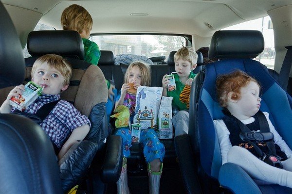 Don’t let your child eat something while you are driving | Child safe cars