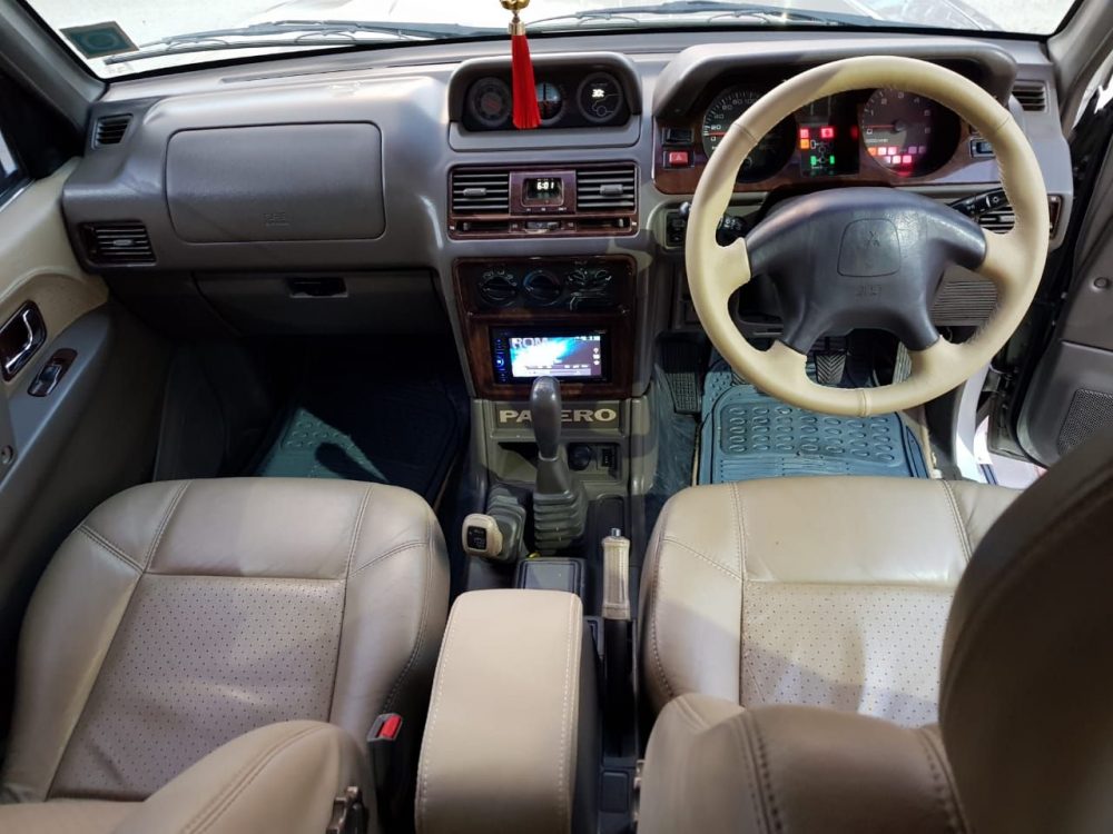 2006 Mitsubishi Pajero | Interior